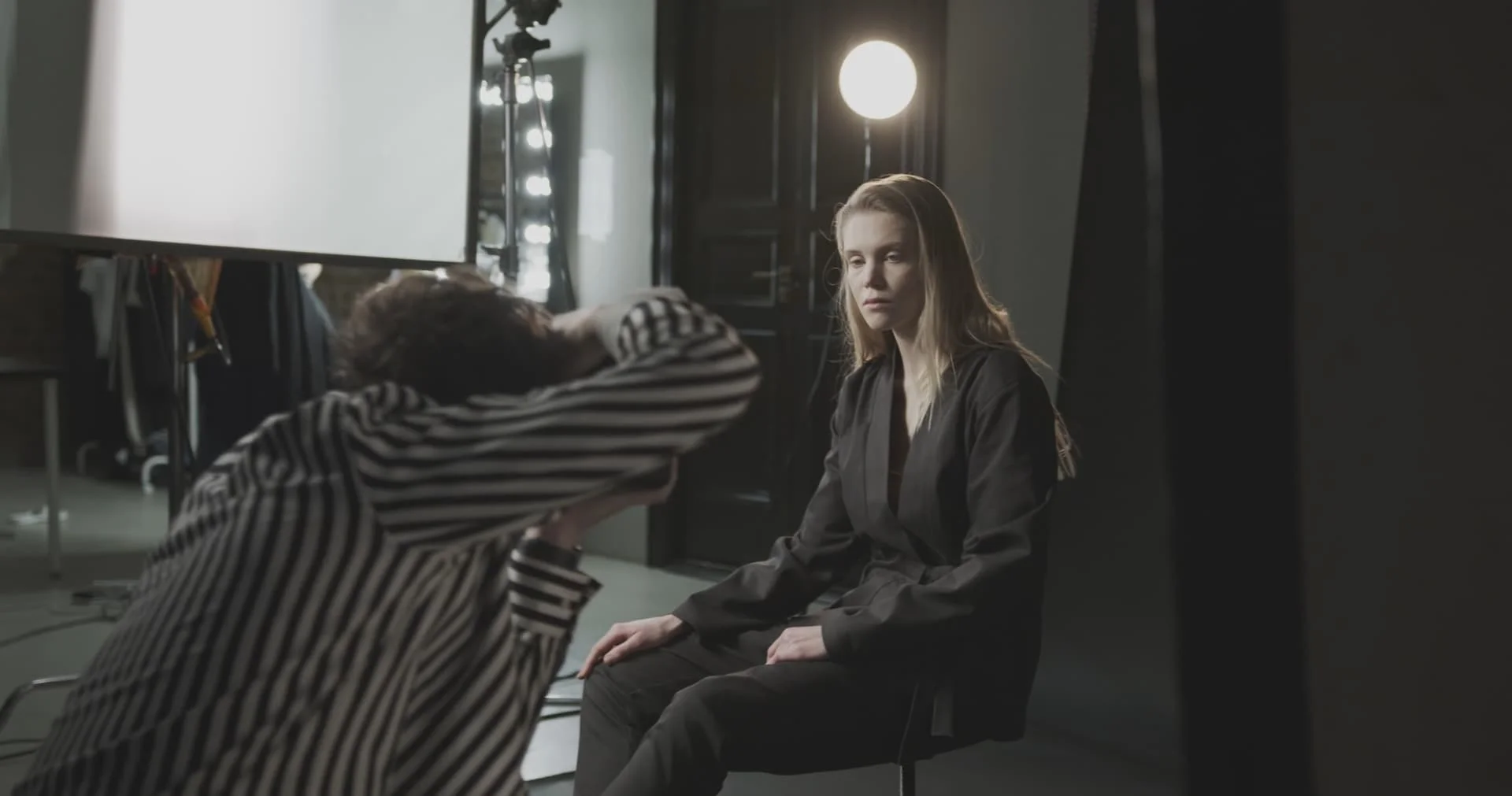 Fotograf fotí modelku